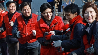 연탄 나른 한동훈, 시장 찾은 이재명…정치권 귀성인사