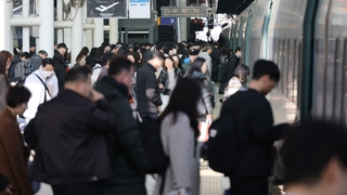 귀경 인파 몰린 서울역…상행선 기차표는 사실상 매진