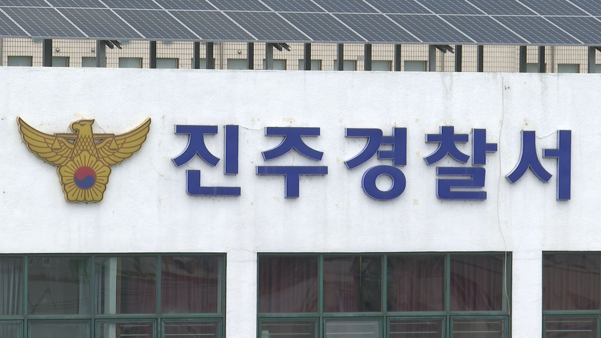 충돌로 도로에 쓰러진 운전자, 다른 승용차들에 치여 숨져