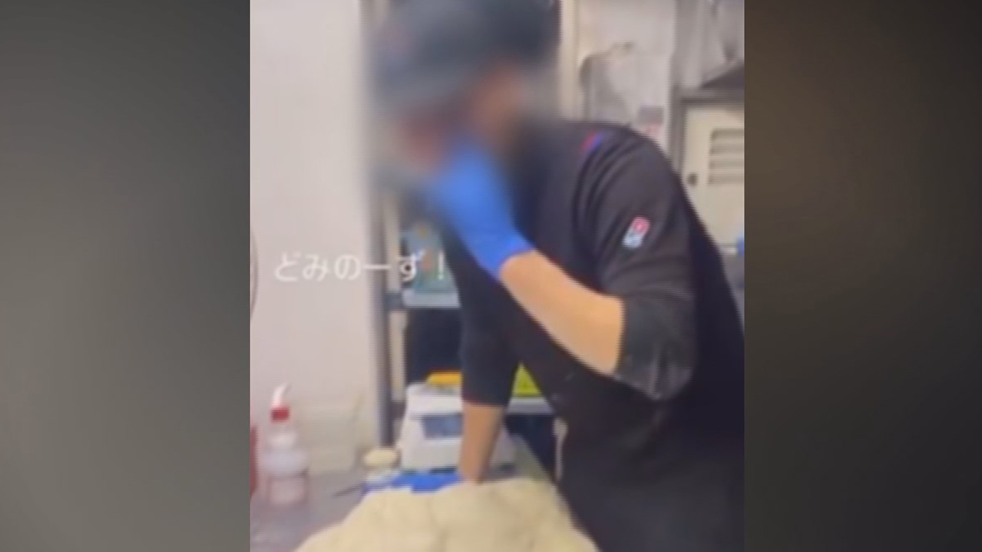 [핫클릭] 종업원이 코 후비고 피자 반죽 만지작…일본서 또 위생 논란 外