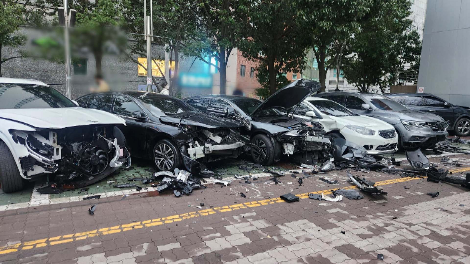 부산 구청 주차장서 차량 돌진…2명 다치고 차량 9대 파손