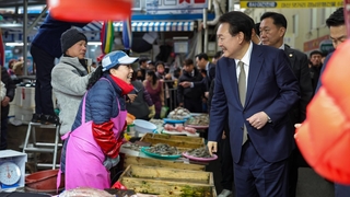 해외순방 대신 전통시장으로…윤대통령, 당무 거리두며 민생 행보