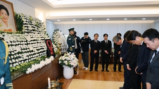 "YS 뒤엔 손 여사가"…정치권 애도 물결