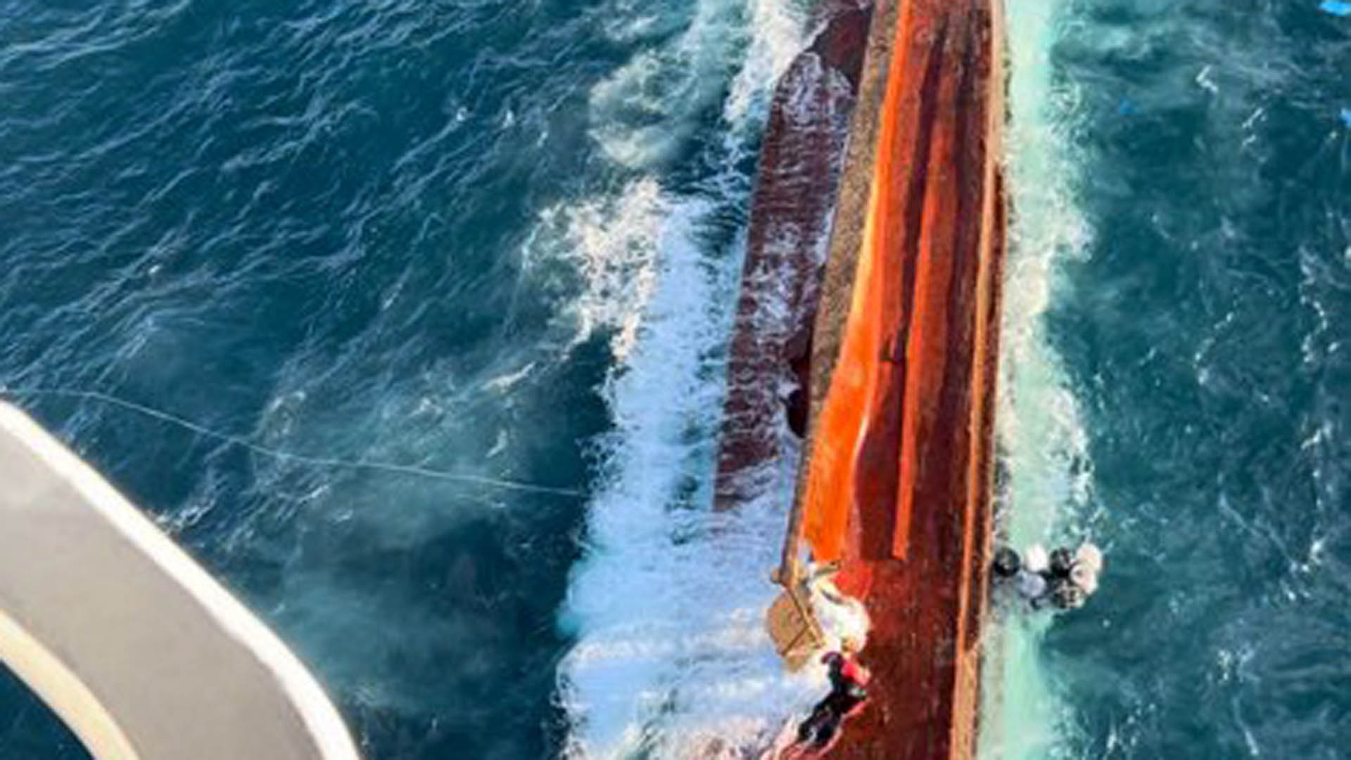 통영 바다서 9명 탄 어선 전복…3명 발견·6명 실종