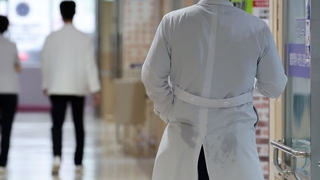 외과의사회장 "의대 500명 이하로 늘려야"
