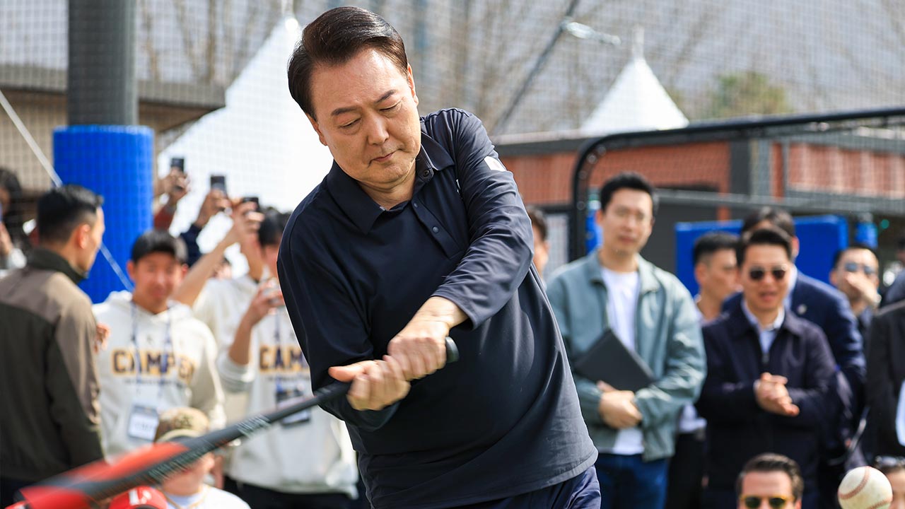 윤 대통령, <em class='find'온라인카지노 순위 온카판</em 어린이 야구교실 방문…타격 시범도