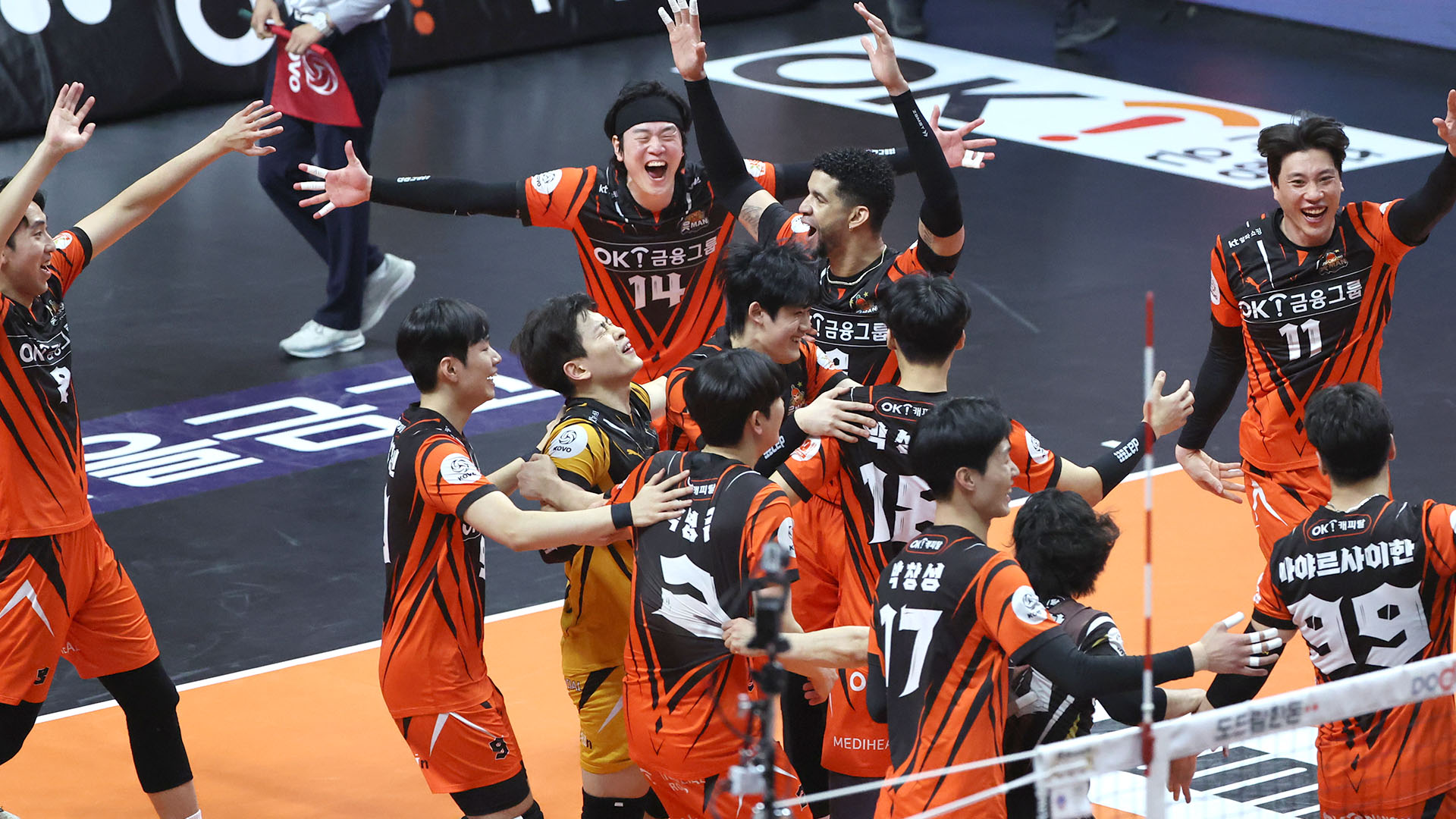 온라인카지노 순위금융그룹, 우리카드 꺾고 8년 만의 우승 도전