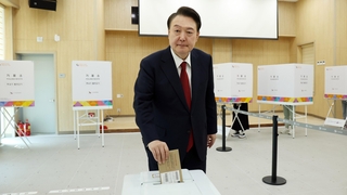 윤 대통령, 사전투표 첫날 부산에서 한 표 행사