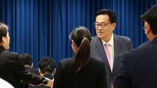 정진석 인선에 여 "소통 전문가"…야 "눈높이 안맞아"