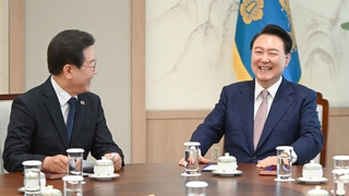윤대통령 - 이재명, 첫 영수회담…130여분 간 대화