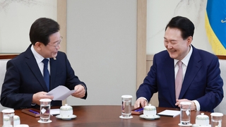 15분 돌출 발언에 '각본 없는 신경전'…영수회담 뒷얘기
