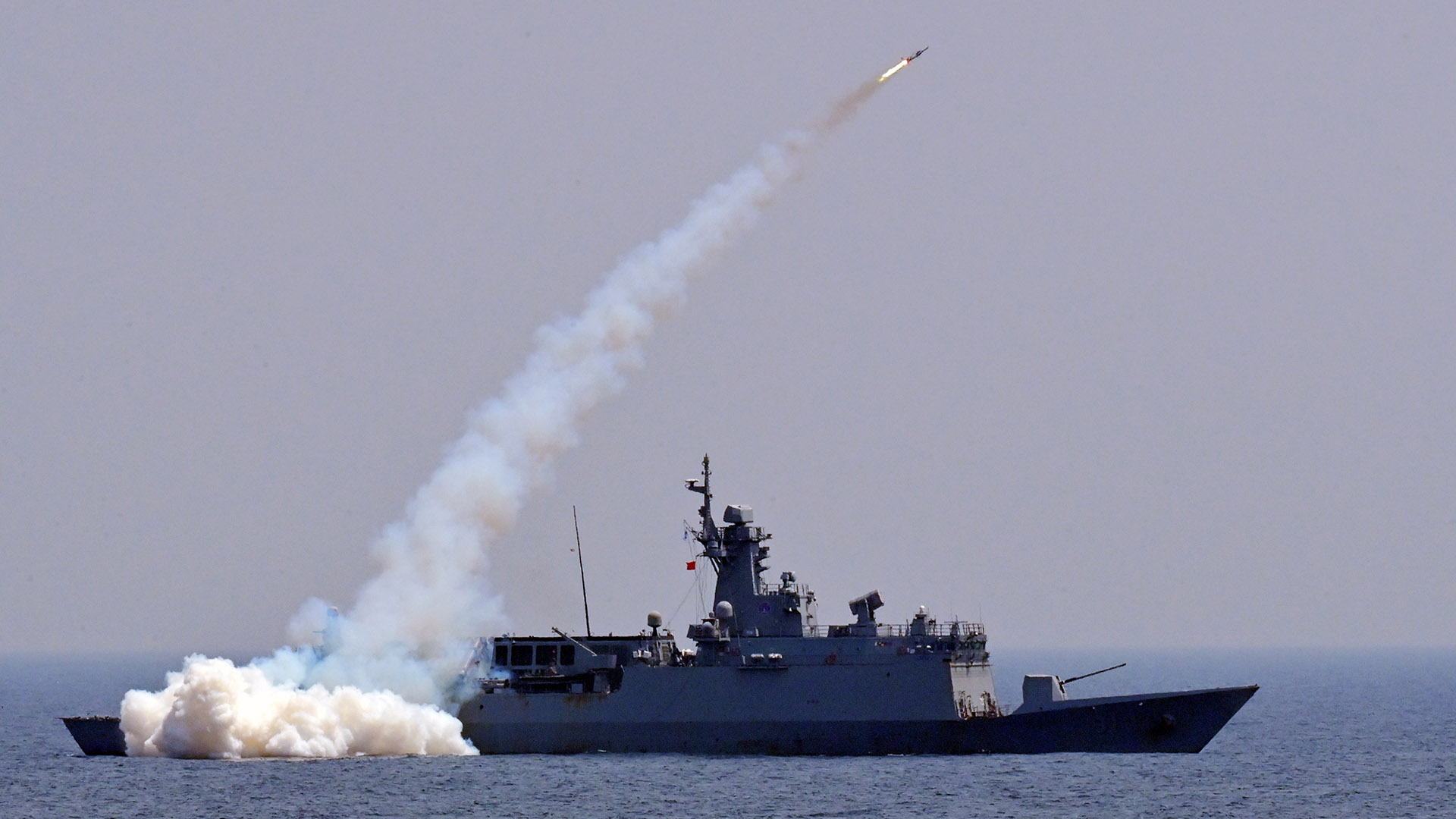 국산 해상 유도탄 실사격 훈련…"모두 명중"