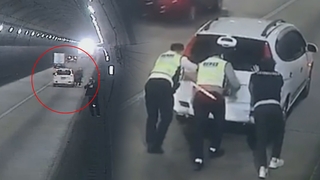 "몸 가는 대로 했을 뿐"…경찰 도와 고장 차량 밀어준 환경미화원들