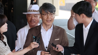 '명품백 전달' 최재영, 검찰 재출석…"청탁 증거자료 제출"