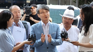 '명품백 전달' 최재영 목사 경찰 출석…약 7시간 조사