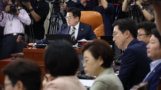 "민주당 아버지가 그렇게 가르치나"…"입 닫으라" 설전도