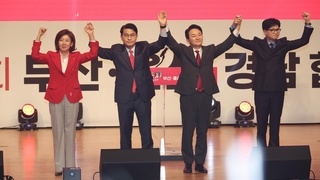 "고의로 패배" "구태정치"…전대 휘감은 '문자 내전'