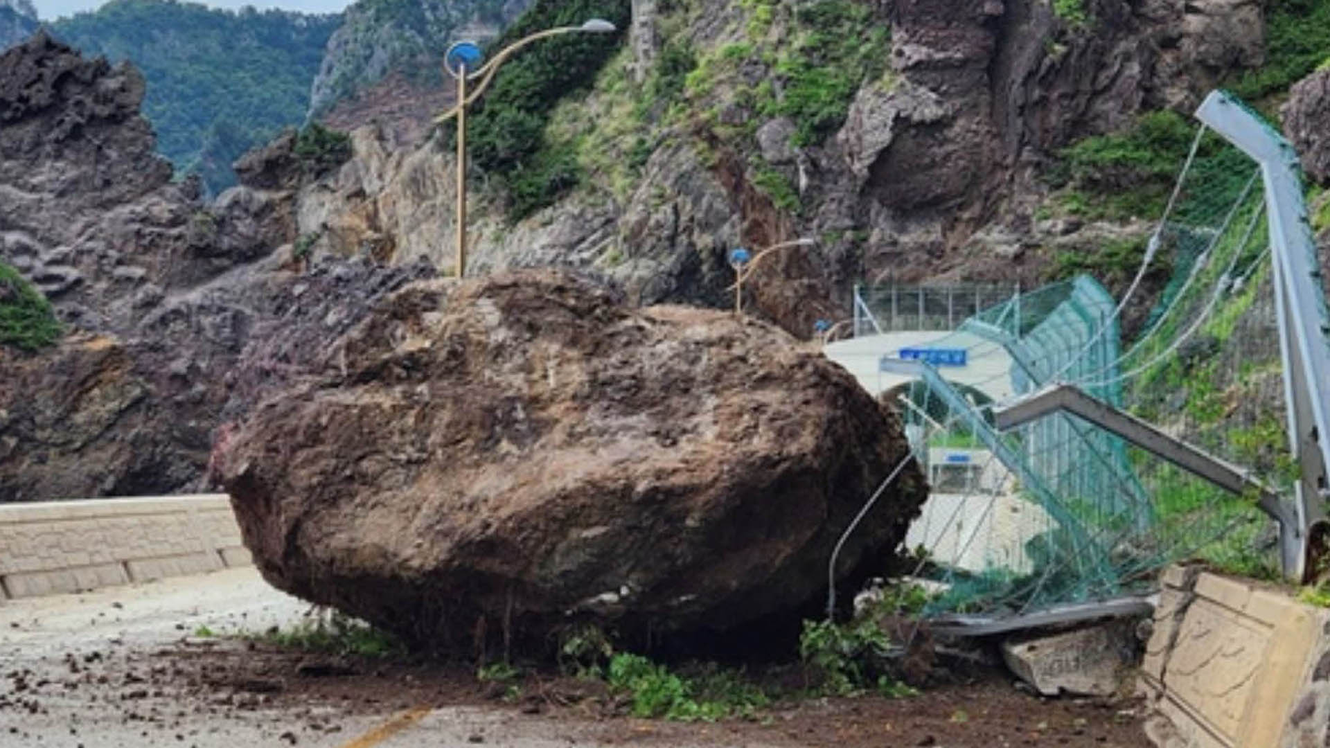 울릉도 일주도로에 130톤 낙석…2시간 <em class='find'온라인 카지노 사이트</em