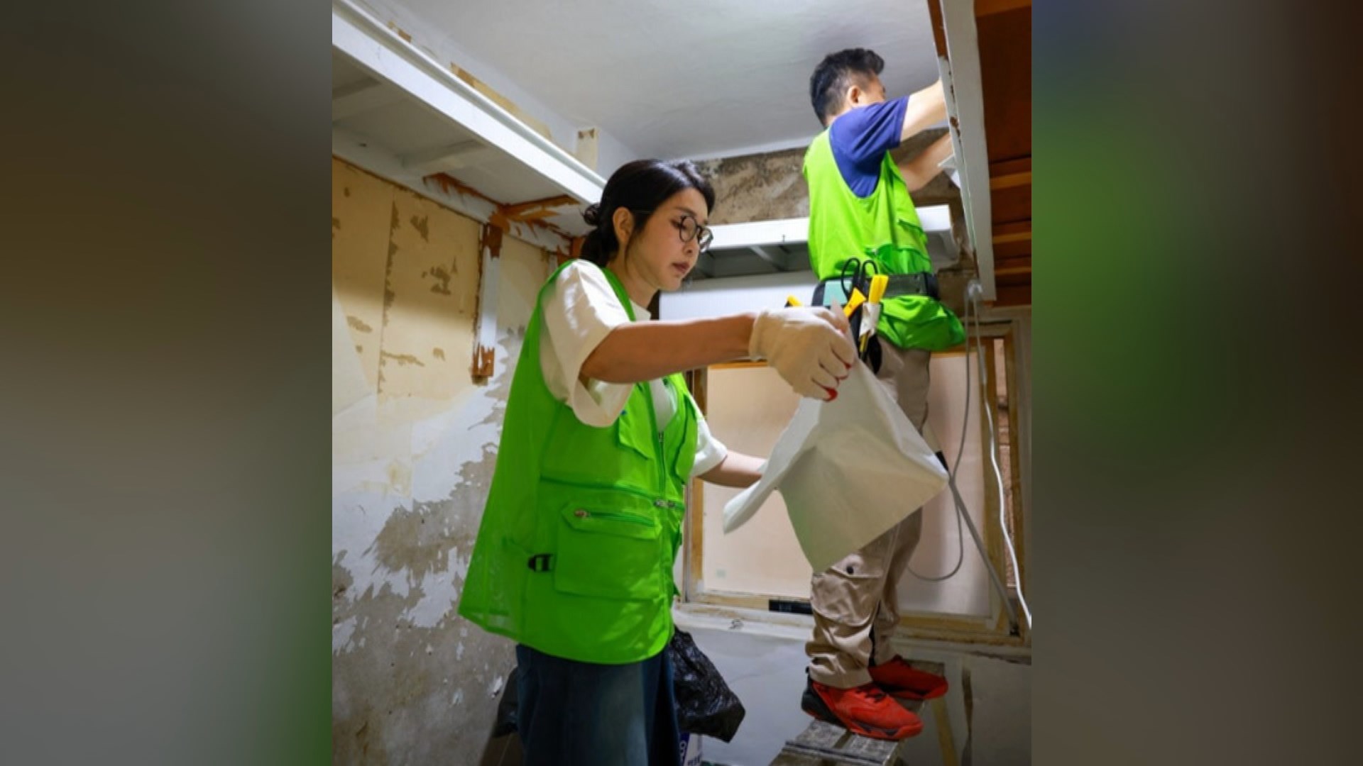 김건희 여사, 쪽방촌 찾아 도배작업 등 자원봉사