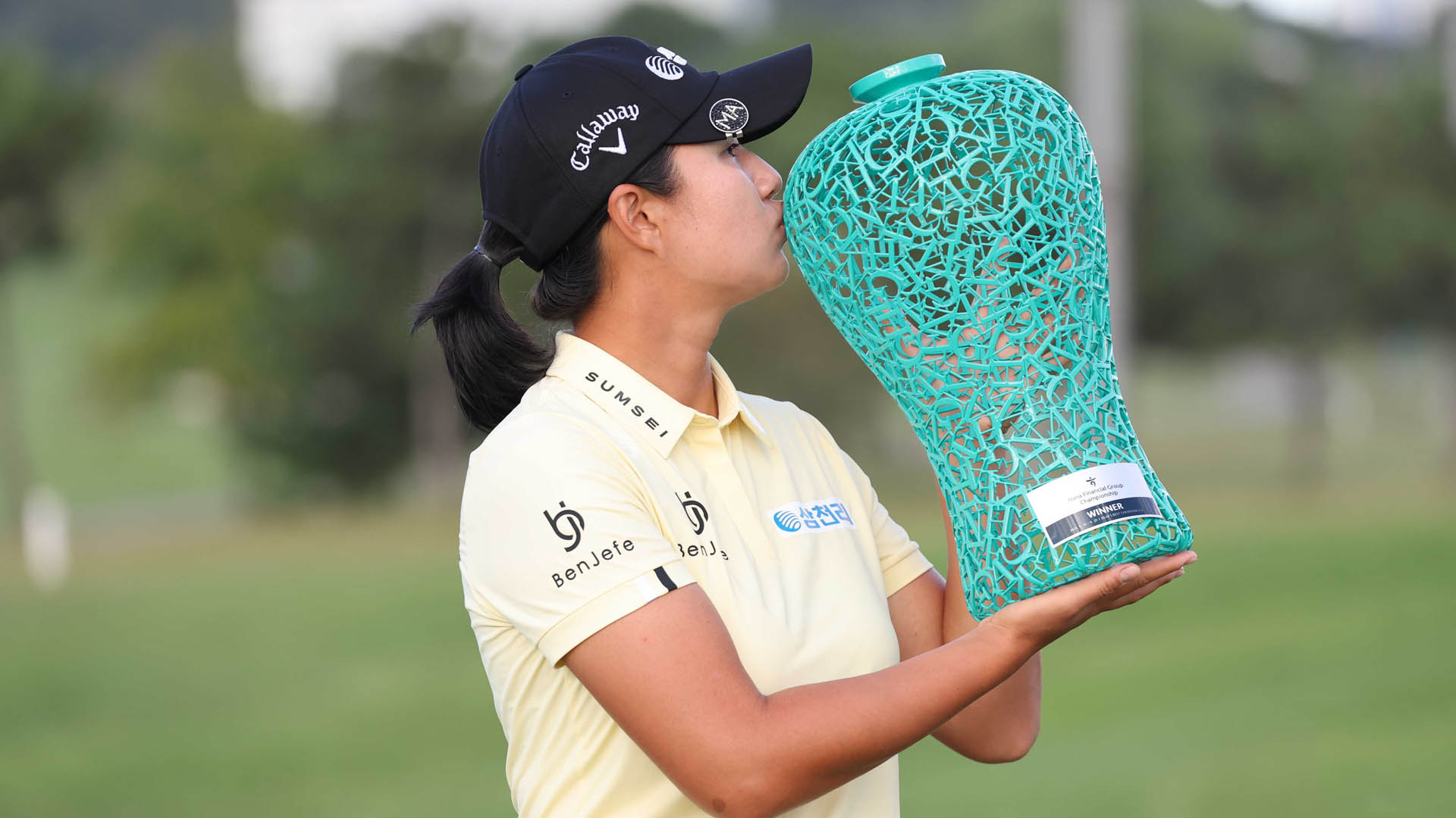 11언더파 몰아친 마다솜…9타 차 '압도적 우승'