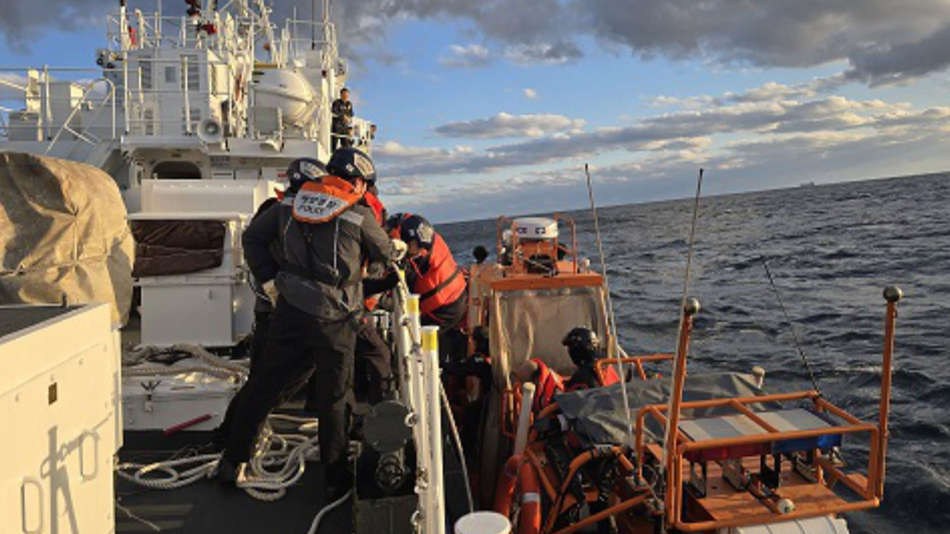 경북 영덕 앞바다서 <em class='find'어선</em <em class='find'온라인카지노 쿠폰</em…승선원 8명 모두 구조