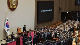 의장석으로 우르르…"원천무효" vs "내란공범"