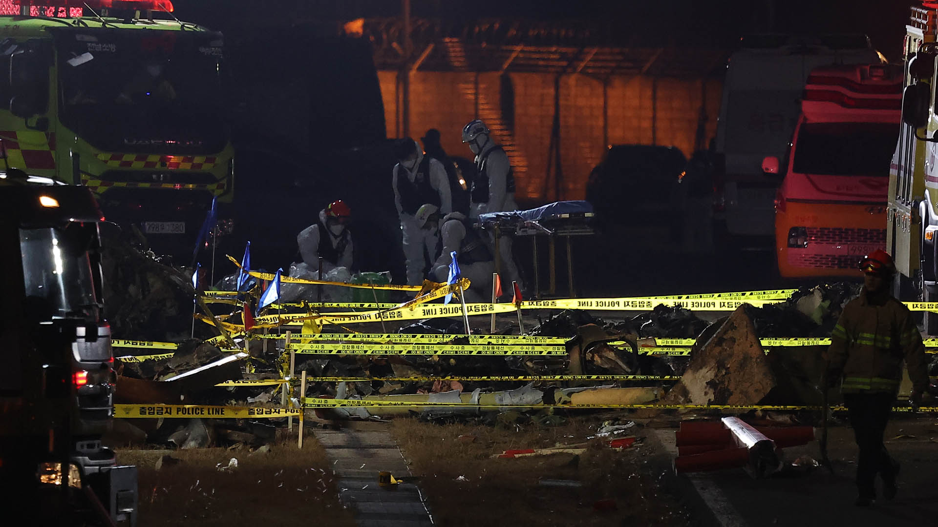 제주항공 참사 현장 이틀째 <em class='find'온라인카지노 후기 벳위즈</em…희생자 3명 가족에 인도