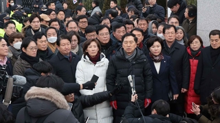 尹관저 앞에 모인 국민의힘…"어설픈 영장 집행 경악스러워"