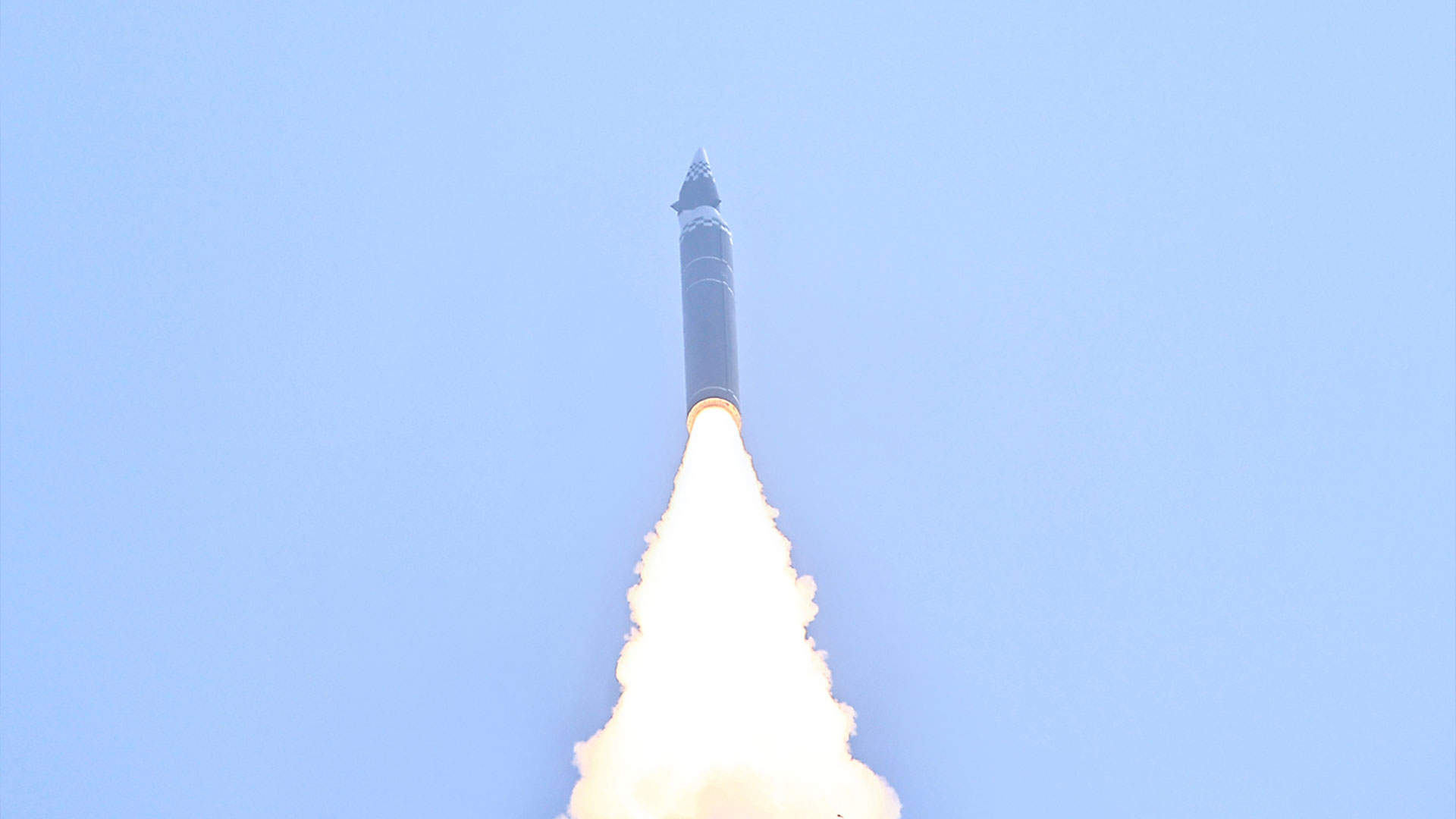 북 "신형 <em class='find'>극초음속</em> 중장거리 <em class='find'>미사일</em> 발사 성공"