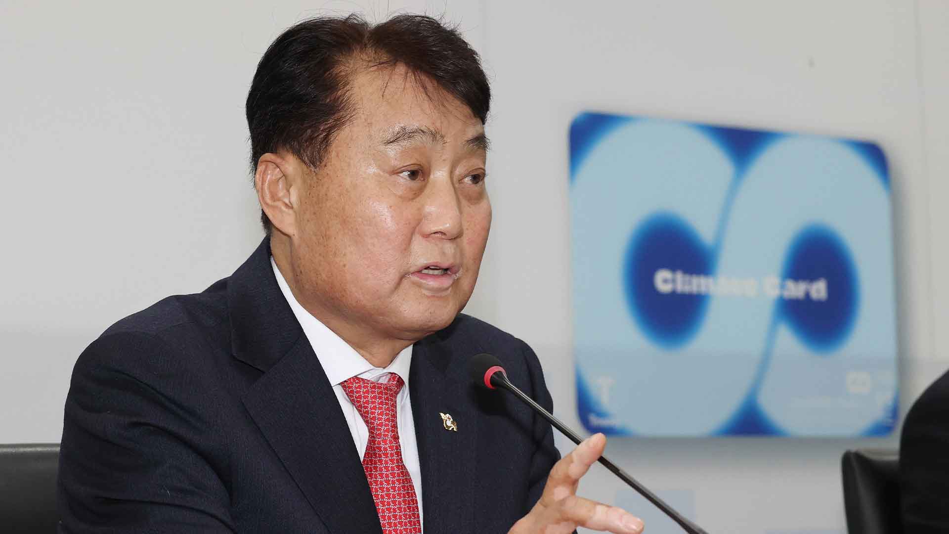 경찰, '청탁금지법 위반 의혹' 온라인카지노 아톰카지노 <em class='find'군포시장</em 압수수색