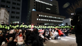 영장심사 앞두고 서부지법 앞 긴장 고조…대통령 지지자 집결