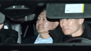 헌정 사상 첫 현직 대통령 구속…"증거 인멸 우려"