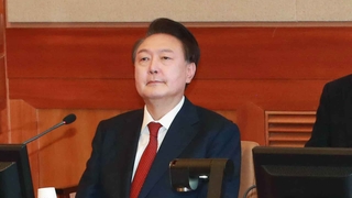 尹 수용복 대신 정장 차림…현직 대통령 첫 탄핵심판 출석