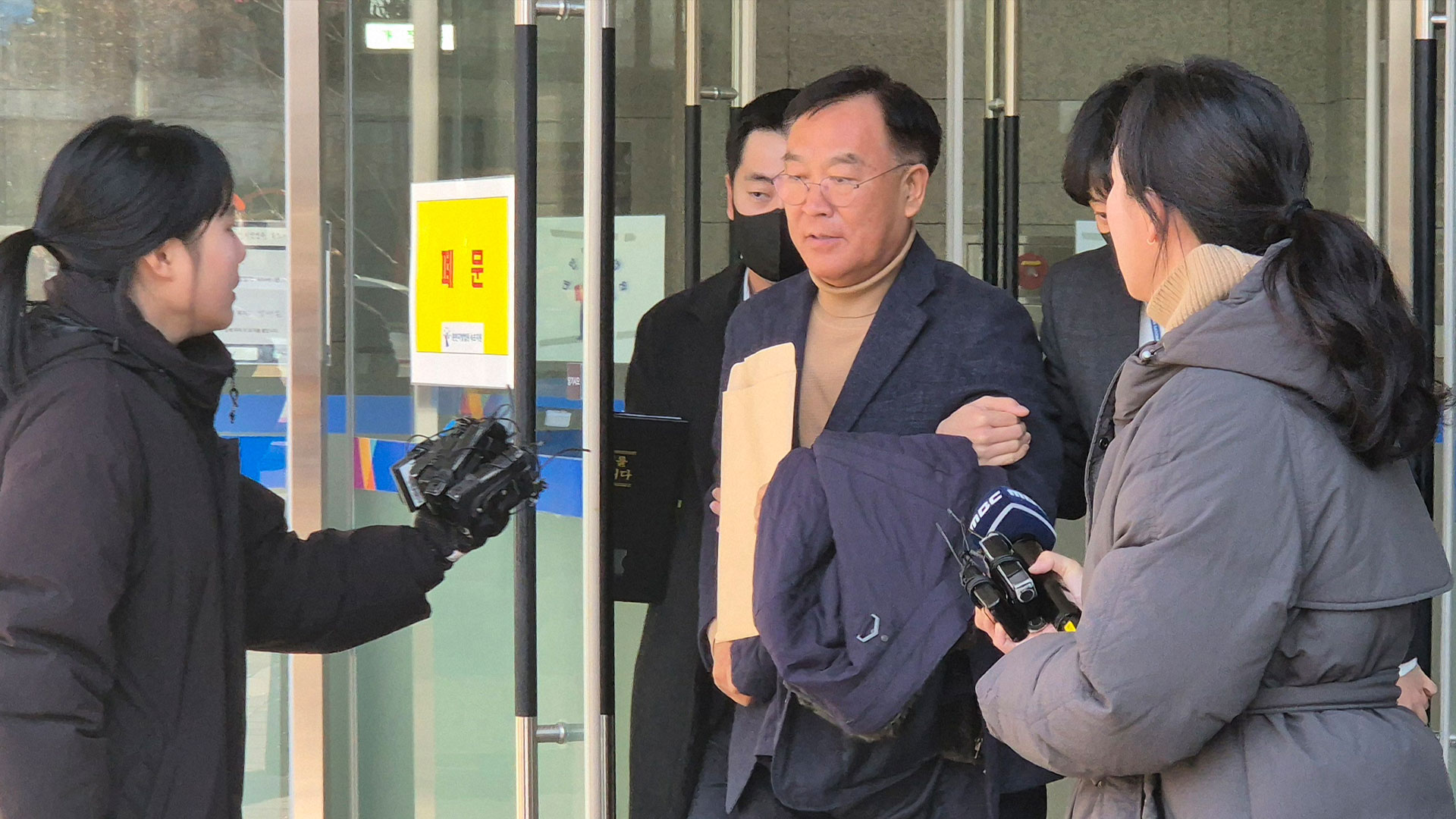 강제추행 등 혐의 김진하 온라인카지노 치료수 온라인카지노 치료기소