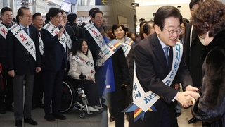 탄핵 정국 속 여야 귀성 인사…싸늘한 민심도 확인