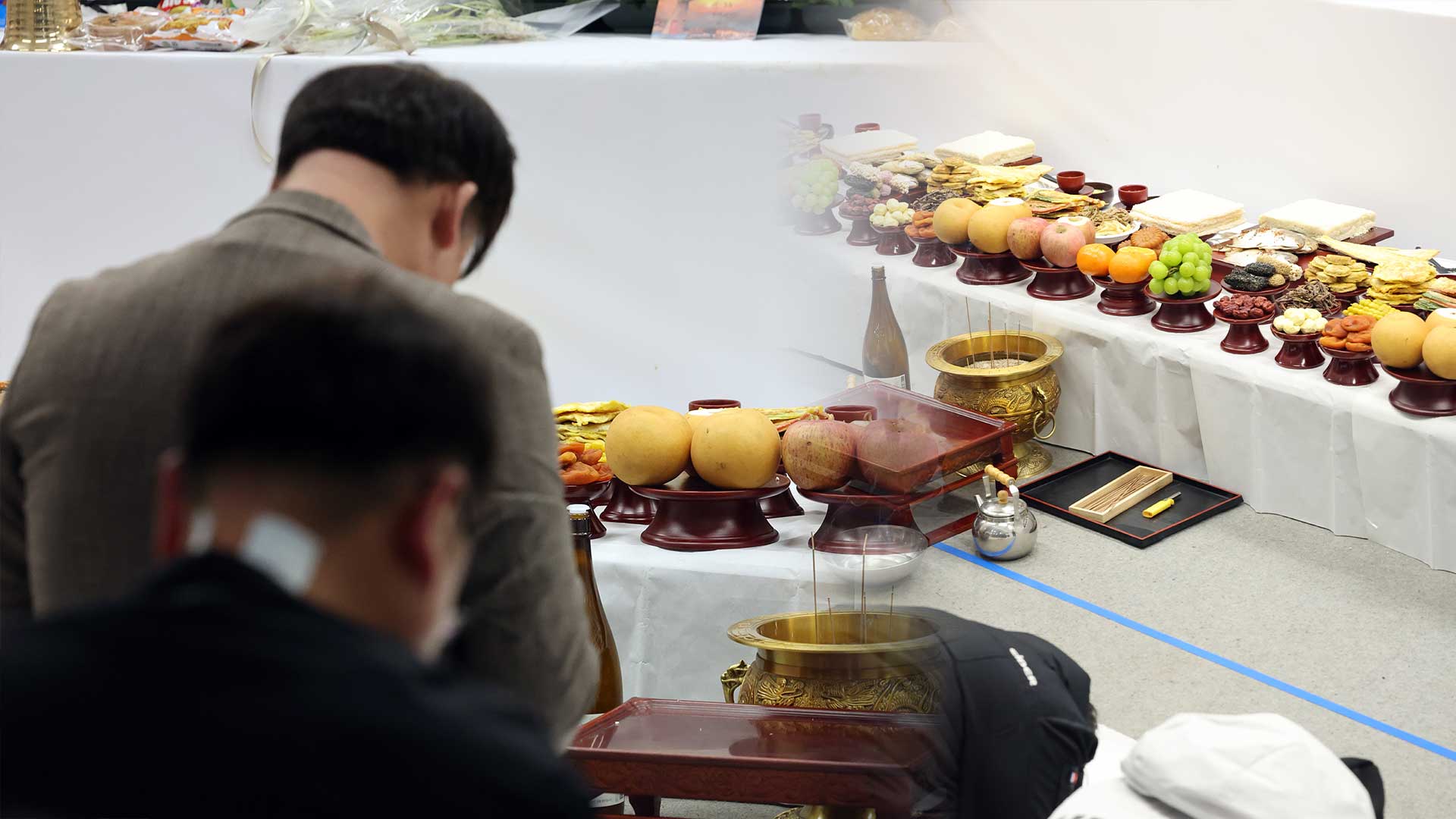 제주항공 참사 한 달…유가족들 눈물 속 합동 <em class='find'>차례</em>