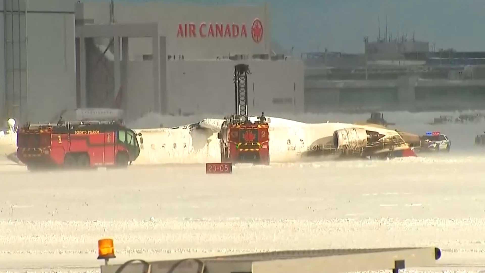 캐나다 토론토 공항서 美여객기 전복…"최소 15명 부상"