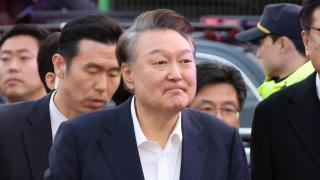 여당 지도부 만난 尹…외부 노출은 삼가며 헌재 대비