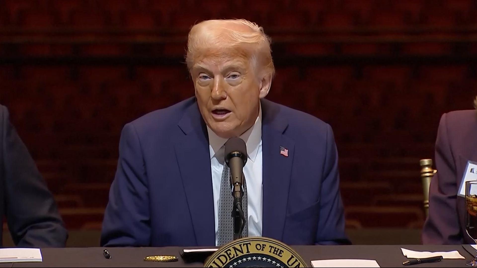 온라인카지노 커뮤니티 벳무브 "미치광이 판사 탄핵해야"…이민자 추방 놓고 사법부와 정면충돌