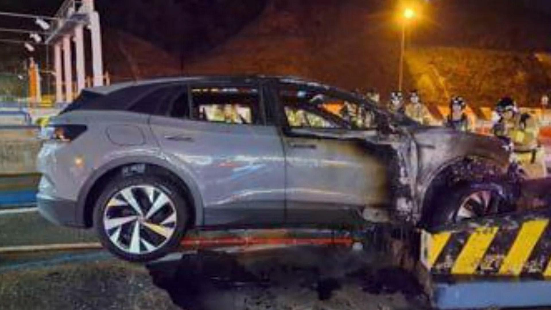 '음주운전' 전기차, 톨게이트 연석 들이받아 불