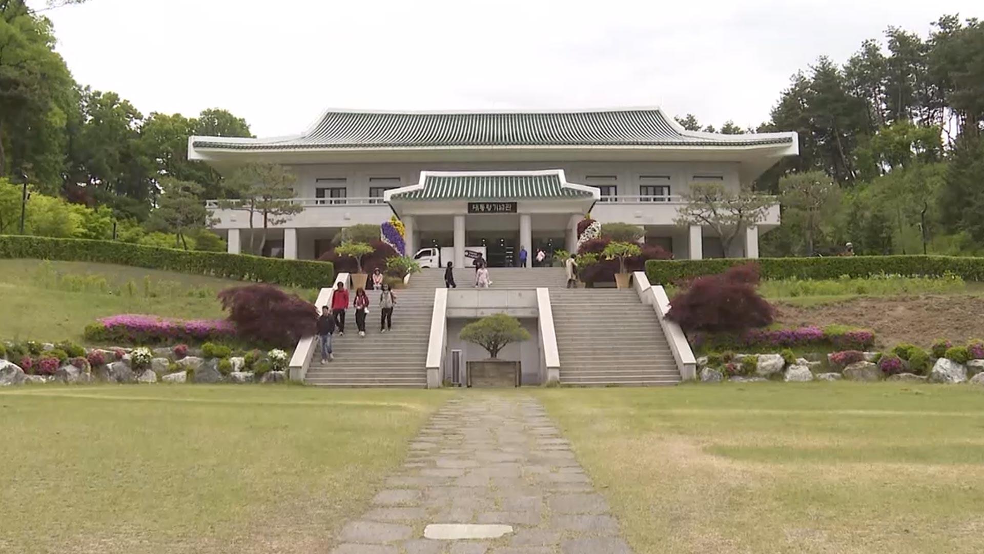 "옛 온라인카지노 순위 온카판 별장 거닐며 봄꽃 즐겨요"…<em class='find'청남대</em '영춘제' 성황