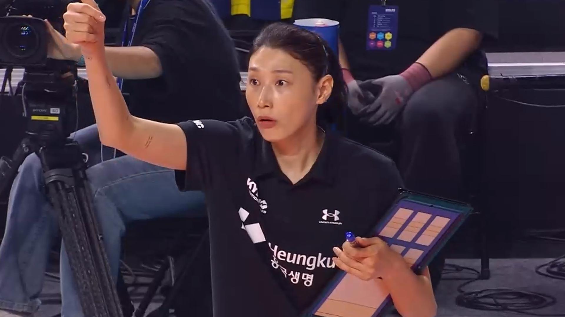 감독 데뷔전 된 배구여제의 고별전…헹가레로 작별인사