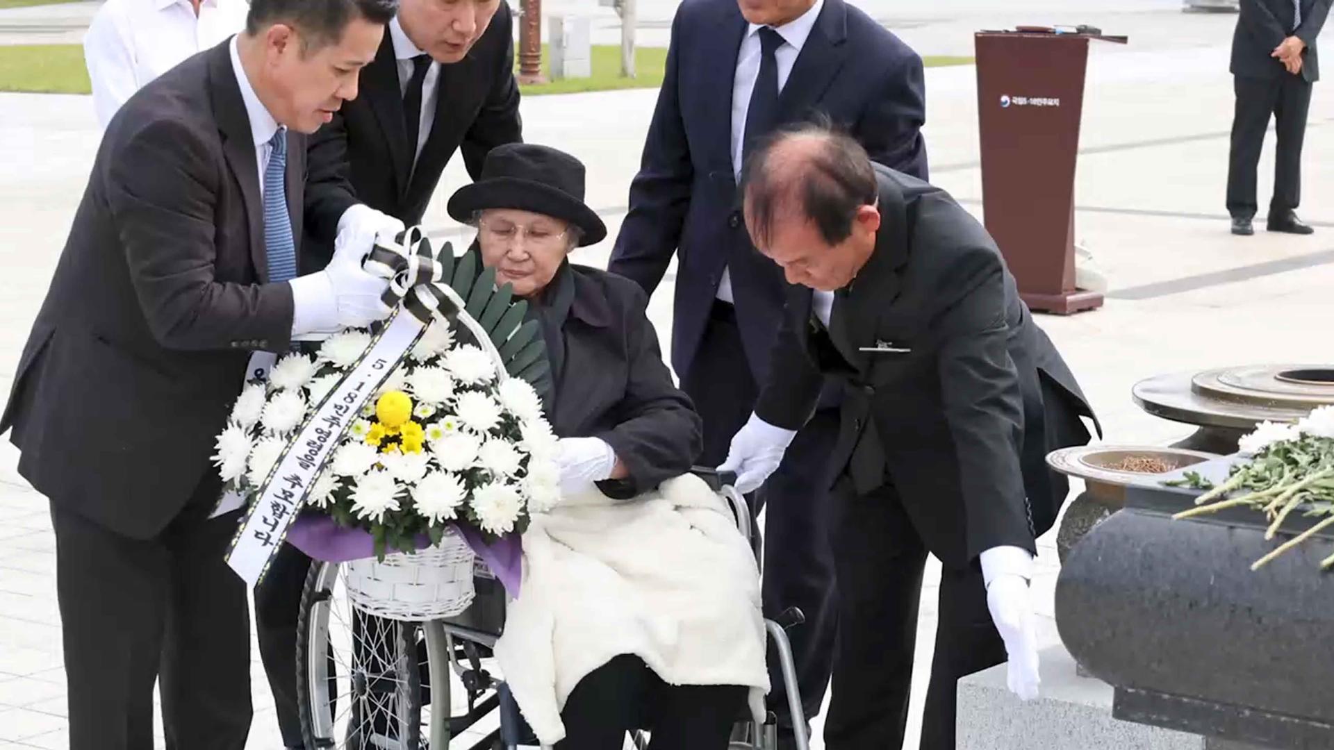 김옥숙 여사, 5·18묘지 참배…'오월 영령께 죄송'