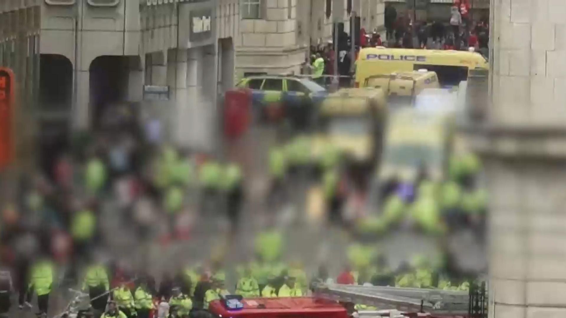 리버풀 EPL <em class='find'우승</em <em class='find'온라인카지노 조작 유니벳</em 현장서 차량이 군중에 돌진