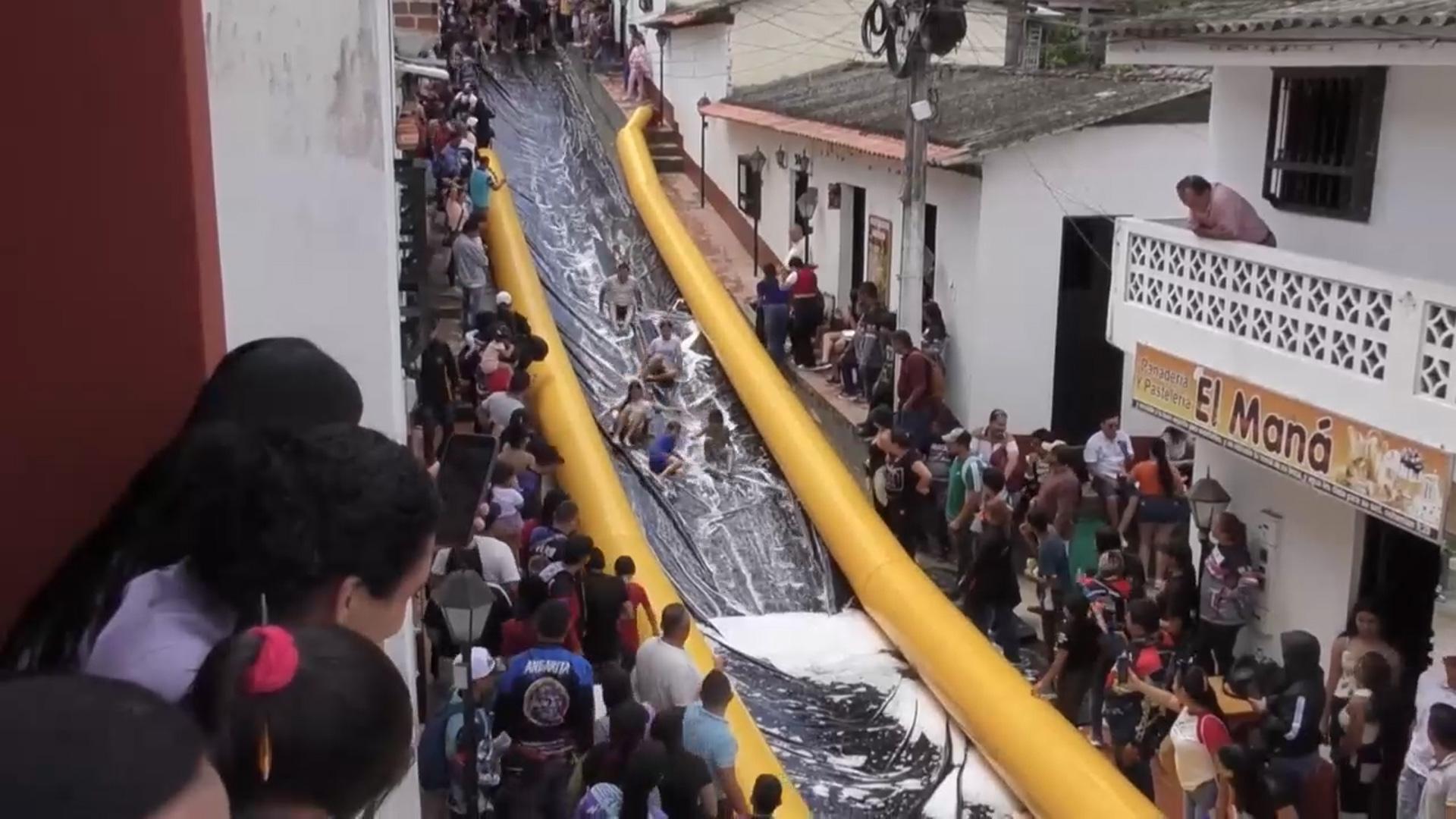 [지구촌화제] 골목 전체가 거대 미끄럼틀로…먹을 수 없는 소시지롤