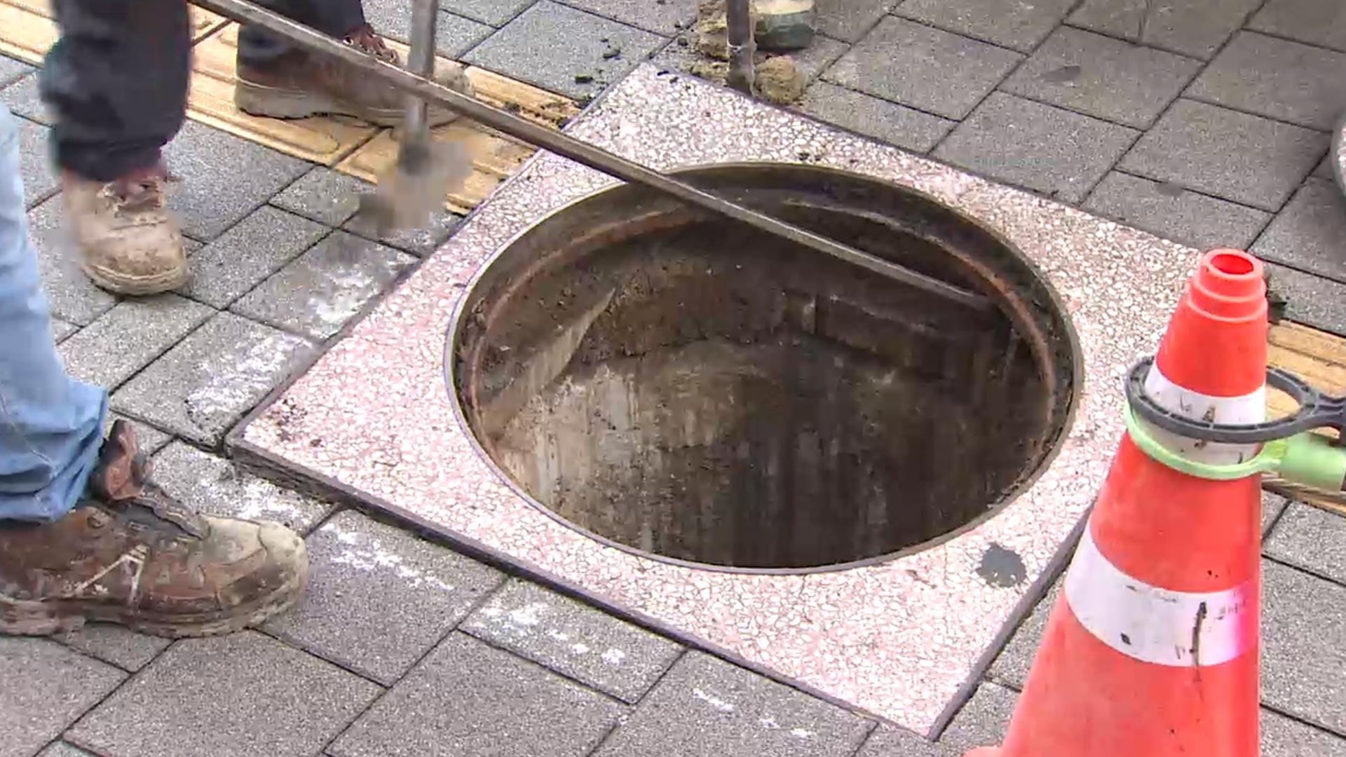 싸고 예쁘지만 사고 위험 '조화 맨홀'…"장마철 더 조심"