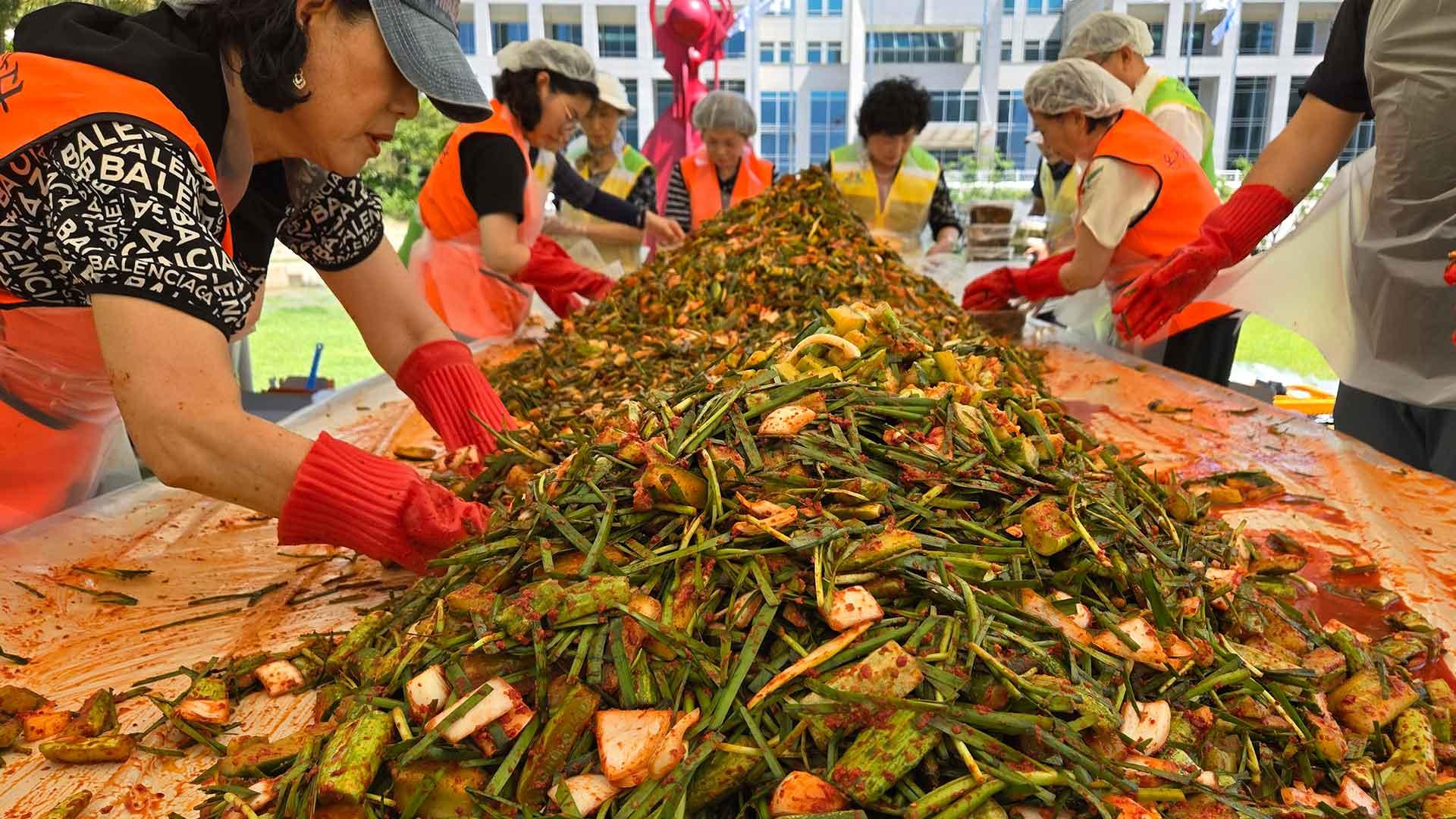 한여름에 온라인카지노 쿠폰 벳엔드 김치?…"무더위와 장마, 온정으로 이겨요"