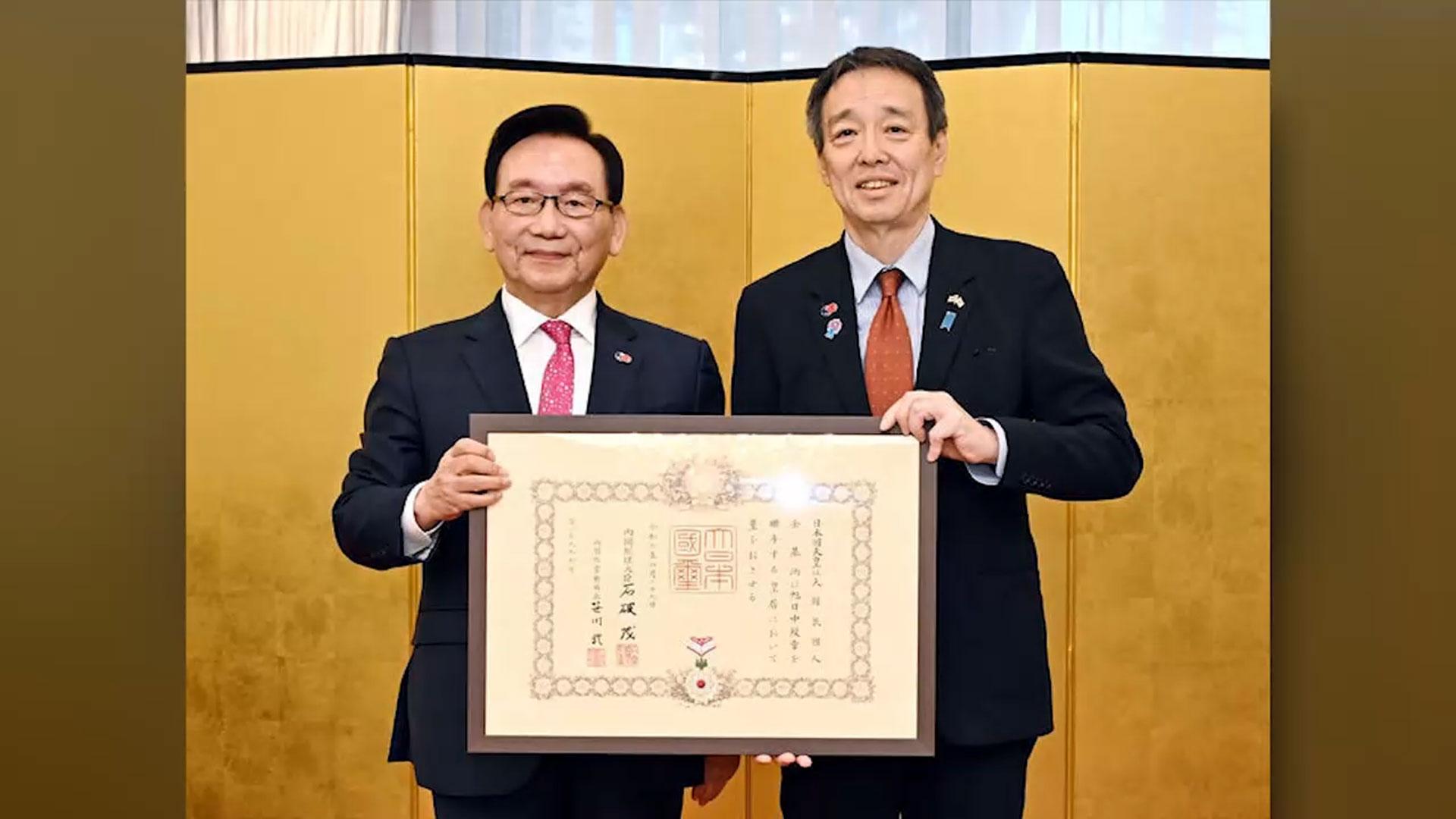 [비즈&] 김기병 롯데관광개발 회장, 일본 정부서 '욱일중수장' 수훈 外