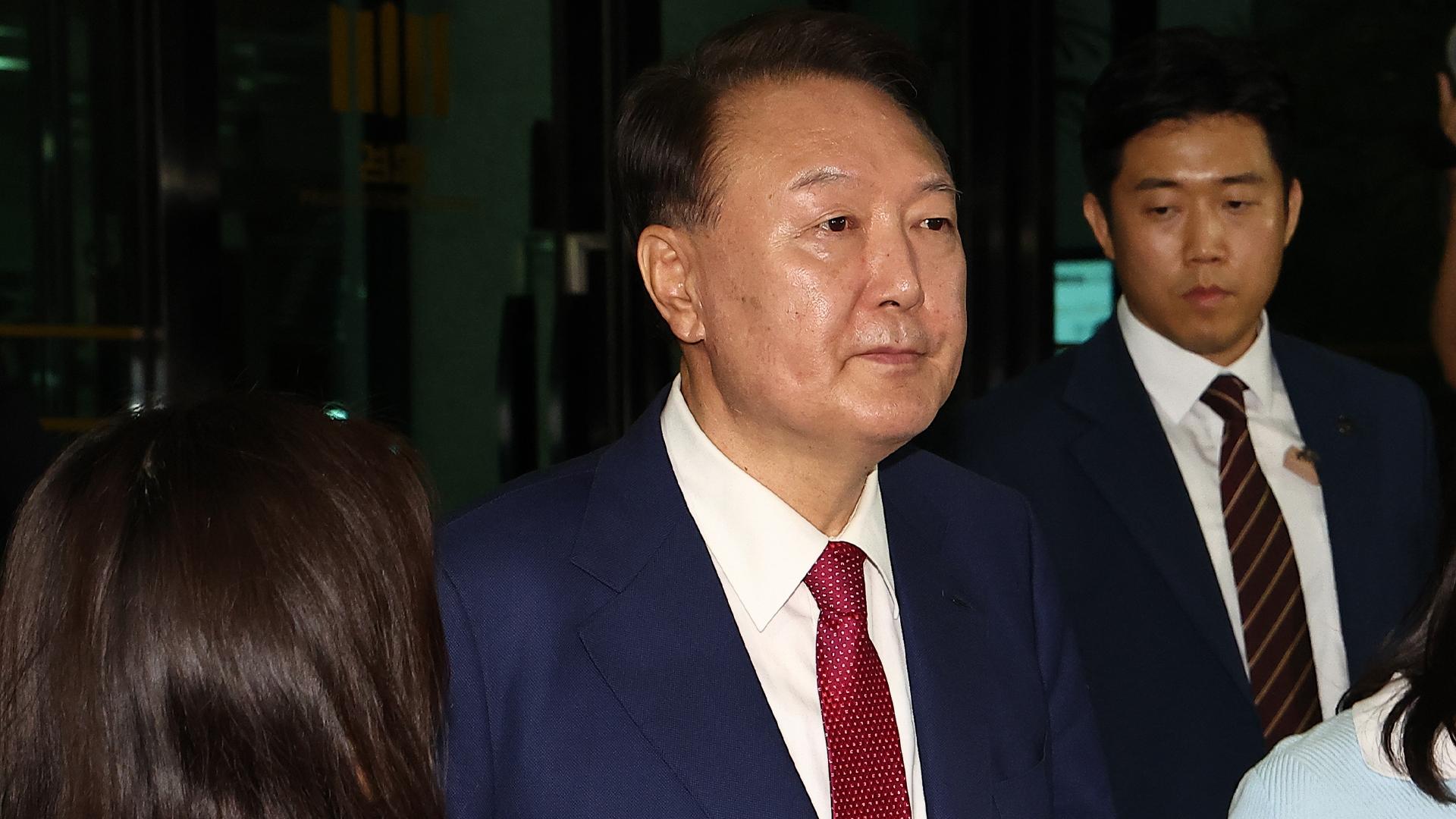 [뉴스초점]  "尹, 저녁 식사 없이 5시간 조서 열람"…2차 조사 마무리