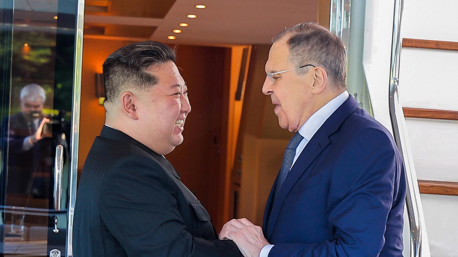 러 외무장관 만난 김정은 "친근한 벗…북러 입장 완전일치"